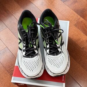 New Balance 860v7. US Men’s 10.5. White/Black/Lime Green